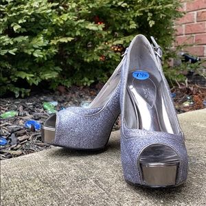 GORGEOUS GUESS PLATFORM HEELS!